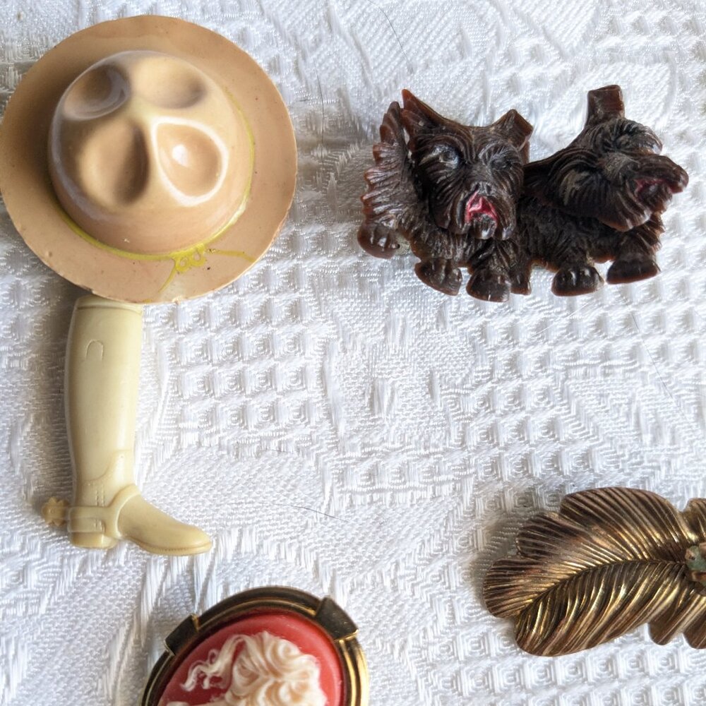 Collection of Eight Vintage Brooches 1950 - 1960 - Picture 2 of 10